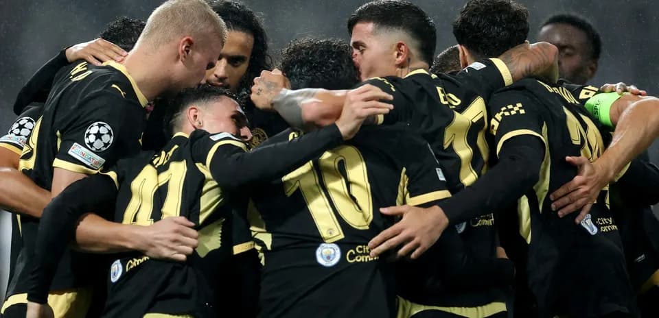 Jugadores celebrando un gol en partido de fútbol