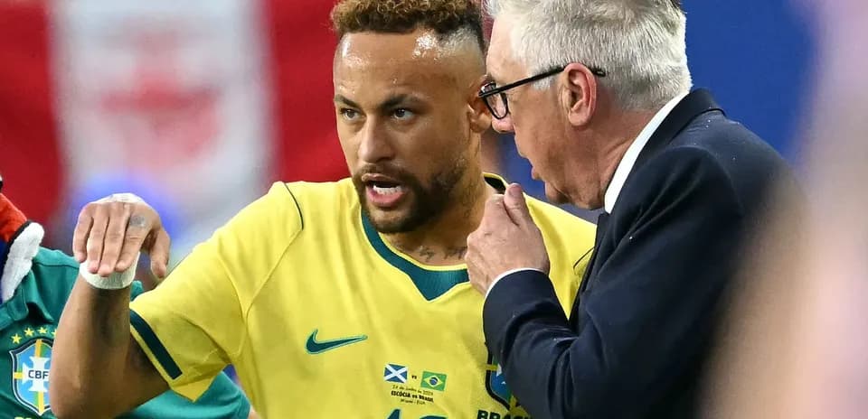 Neymar y el entrenador conversando durante el partido