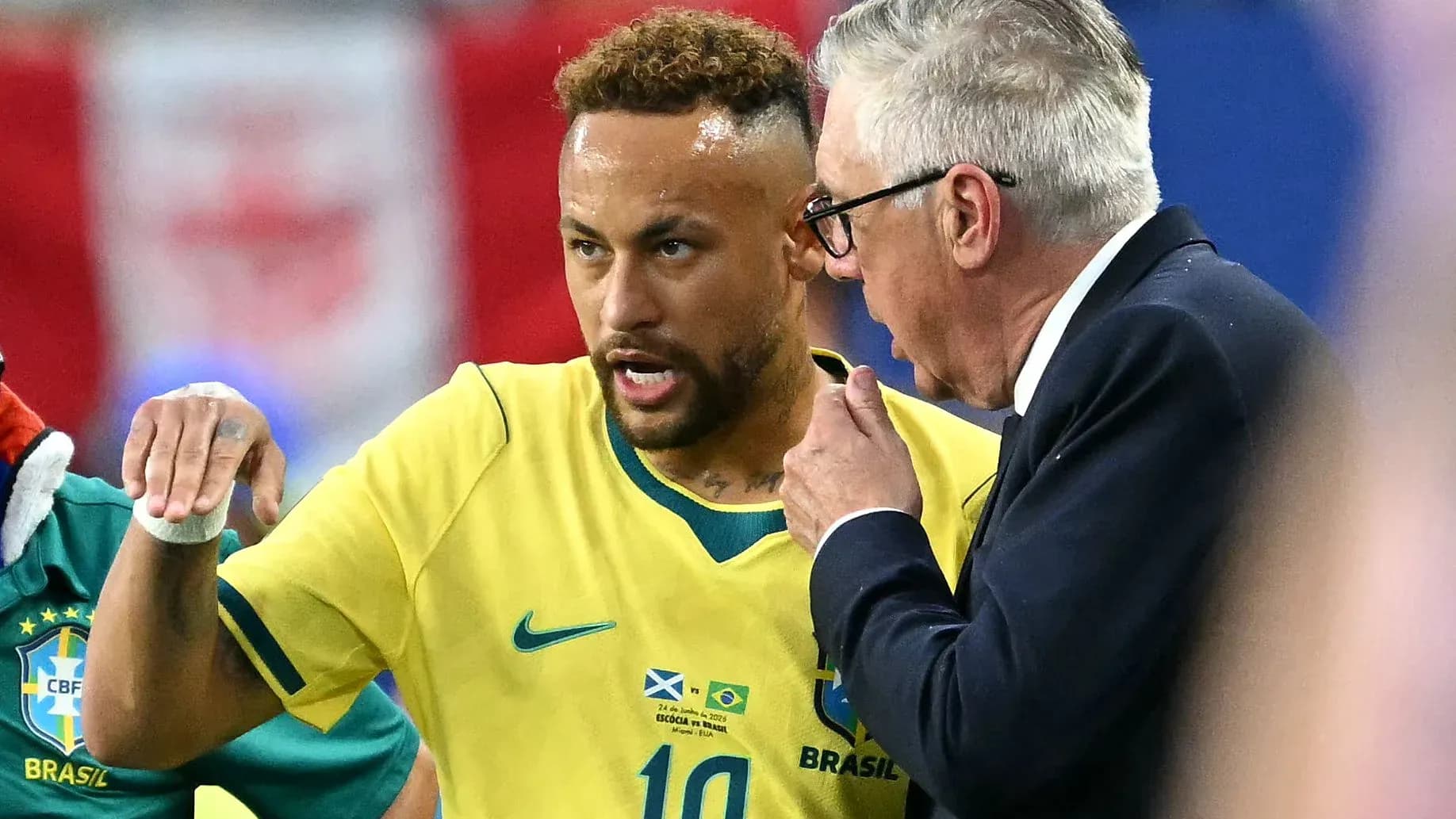 Neymar y el entrenador conversando durante el partido