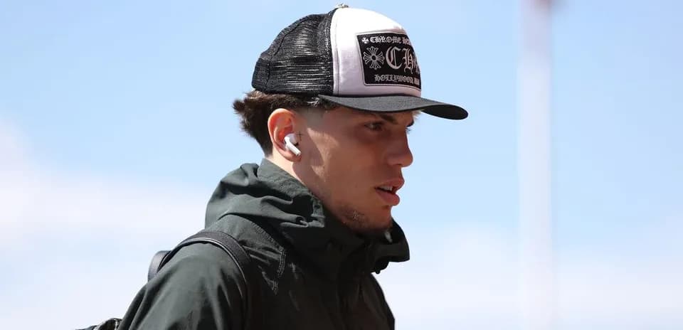 Jugador con gorra y auriculares en exterior