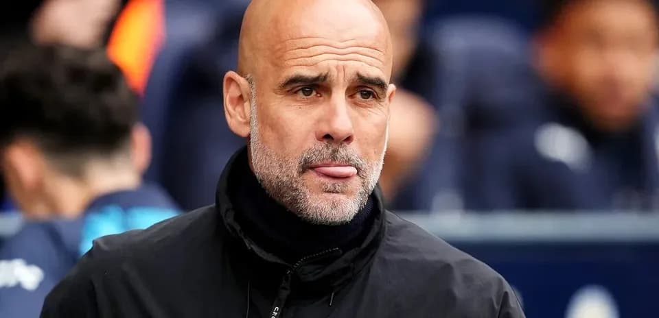 Entrenador observando el partido desde la banda