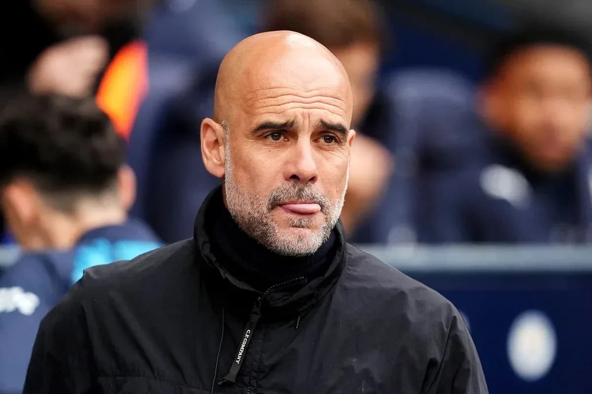 Entrenador observando el partido desde la banda