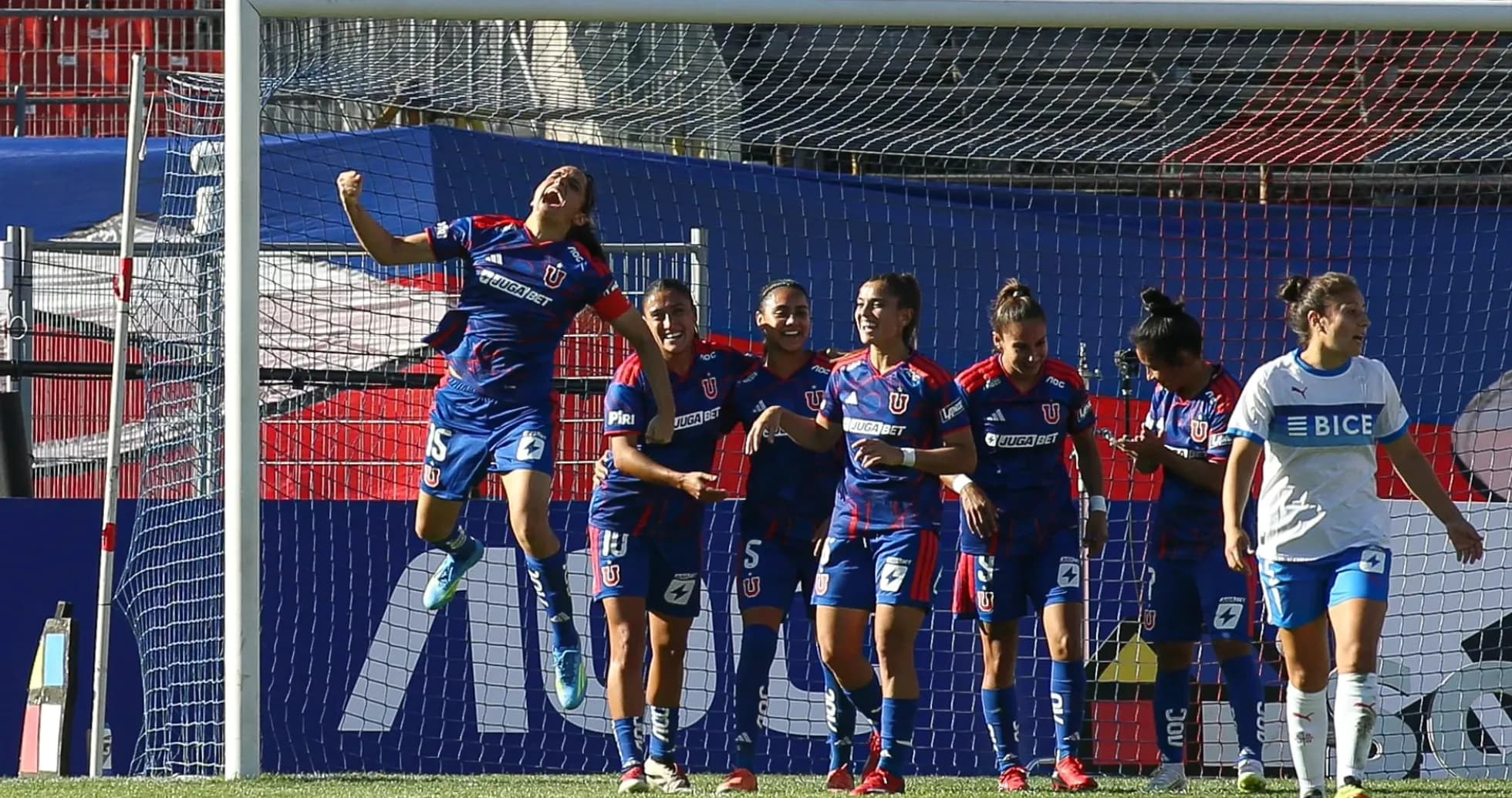Jugadoras de Universidad de Chile celebrando un gol