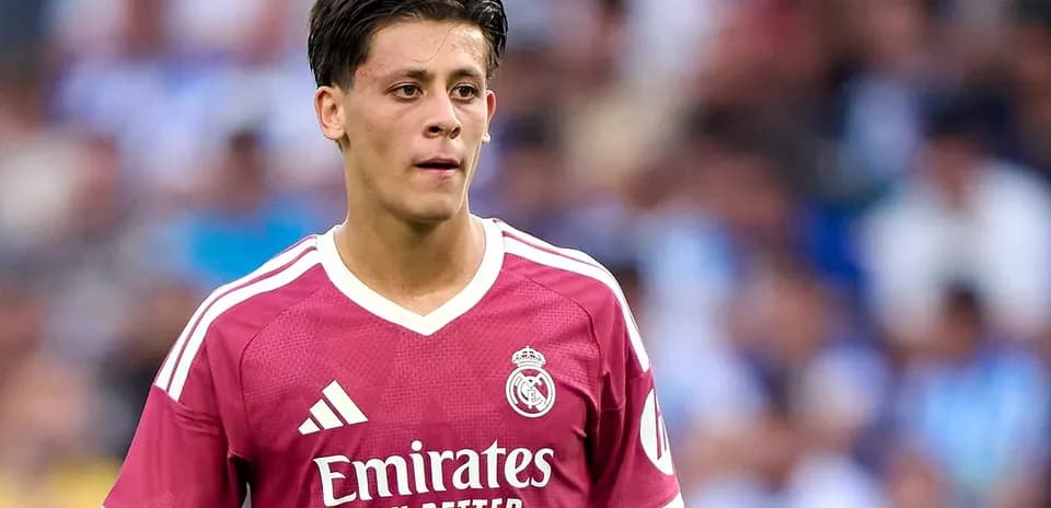 Jugador de Real Madrid en camiseta rosa durante partido