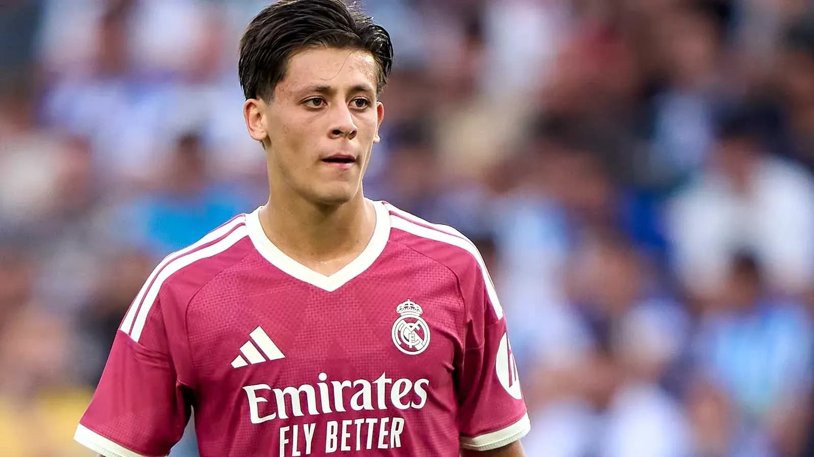Jugador de Real Madrid en camiseta rosa durante partido