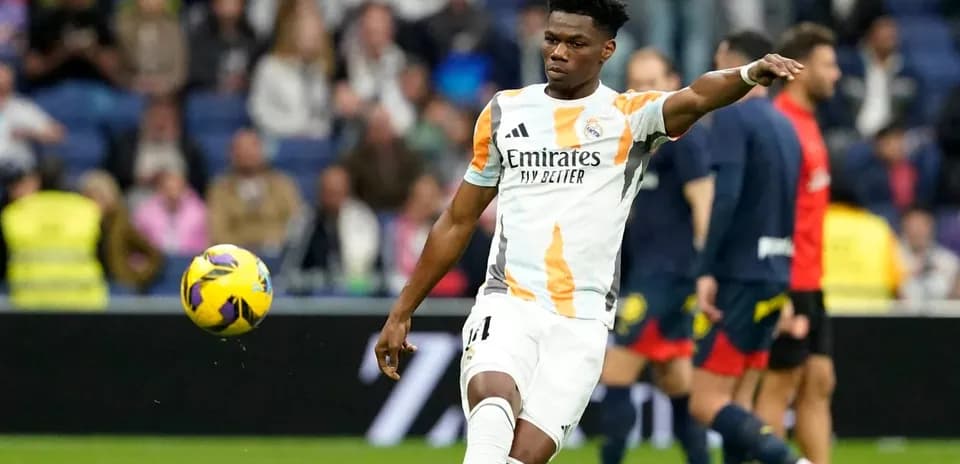 Jugador de Real Madrid pateando un balón en el campo