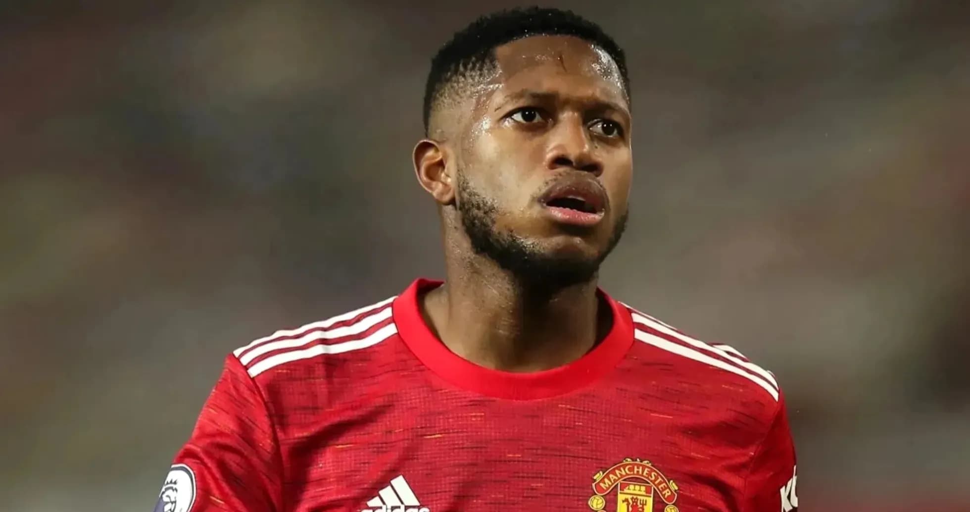 Jugador de Manchester United en uniforme rojo