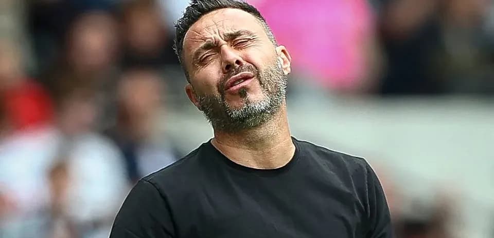 Entrenador con expresión de frustración en el campo