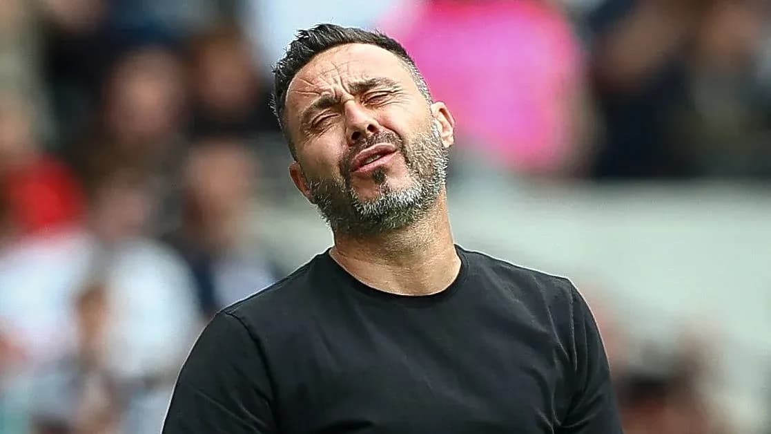 Entrenador con expresión de frustración en el campo