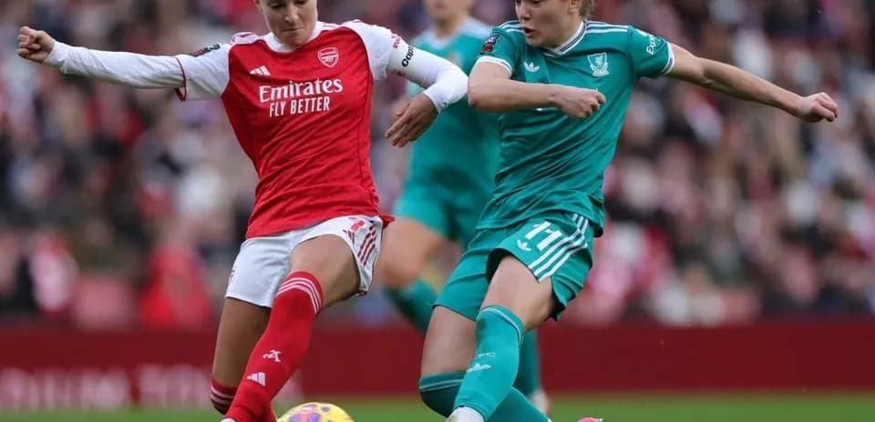 Dos jugadoras compitiendo por el balón en el partido