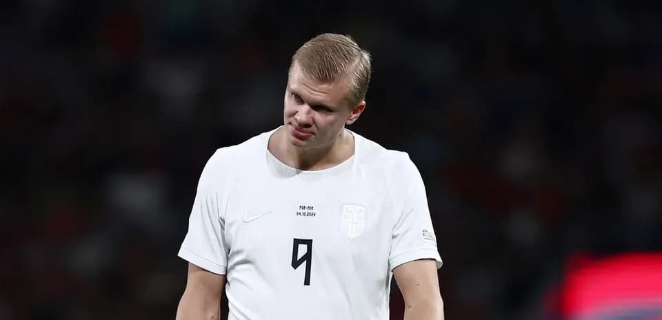 Jugador con camiseta blanca en el campo de fútbol