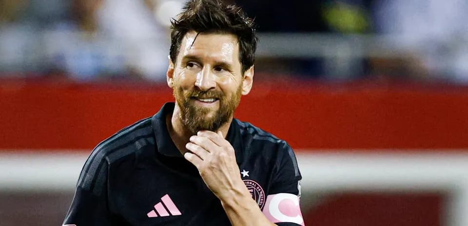 Jugador con camiseta negra sonriendo durante partido