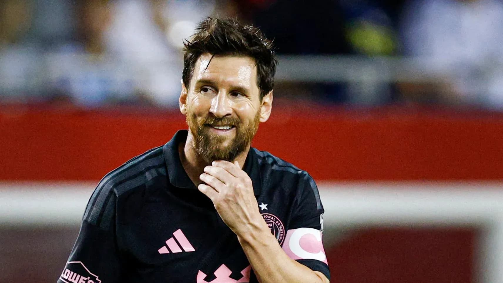 Jugador con camiseta negra sonriendo durante partido