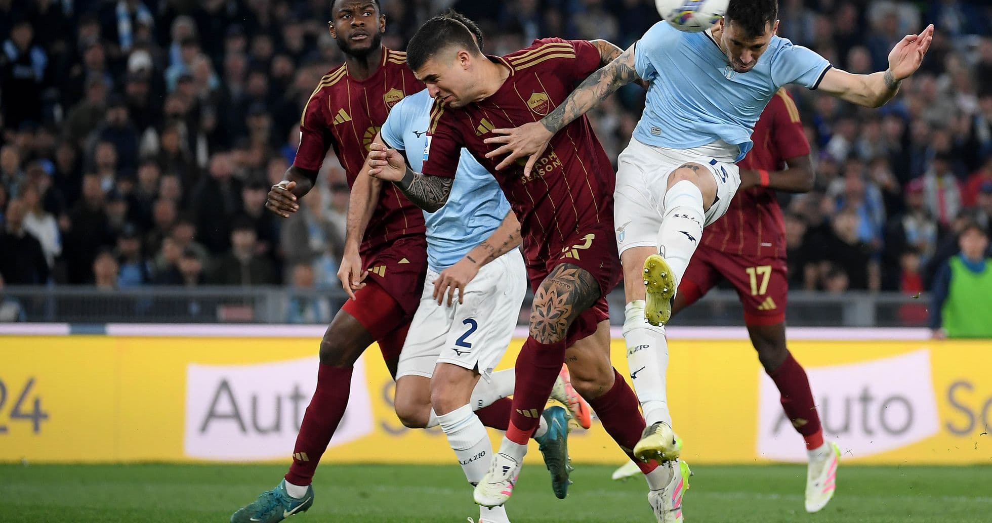 Jugadores de Roma y Lazio compitiendo por el balón