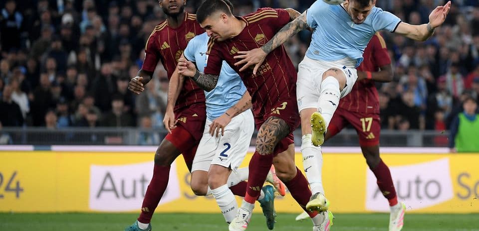 Jugadores de Roma y Lazio compitiendo por el balón