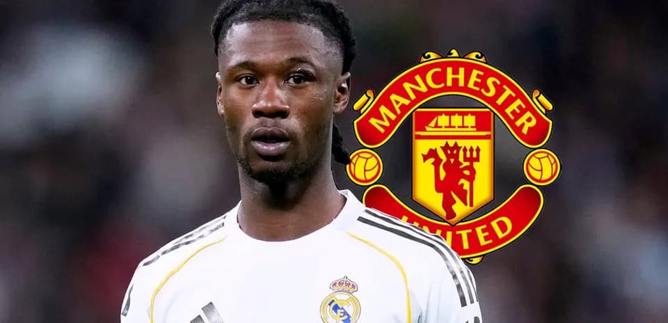 Jugador de Real Madrid frente al logo de Manchester United