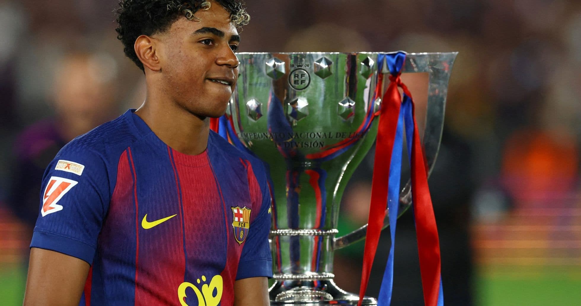 Jugador del FC Barcelona con trofeo de campeonato
