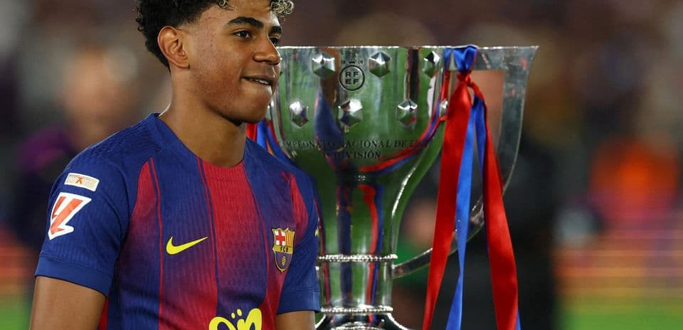 Jugador del FC Barcelona con trofeo de campeonato