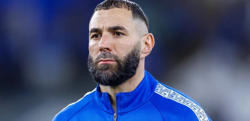 Jugador con chaqueta azul en el campo de fútbol