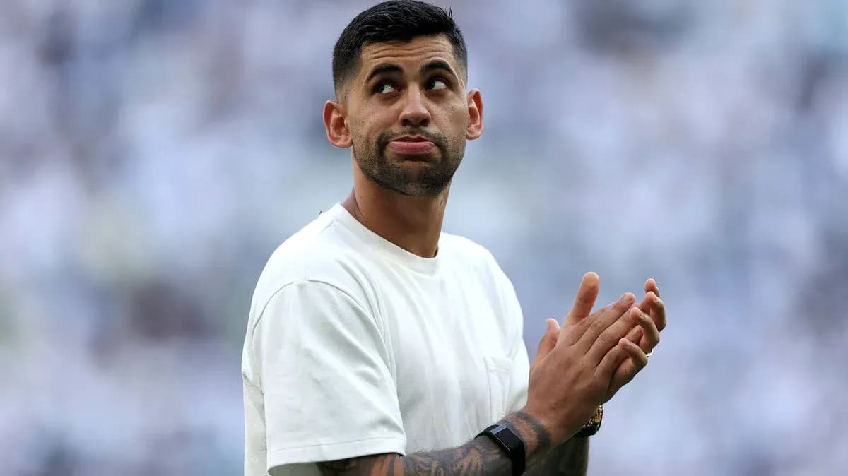 Jugador aplaudiendo en el campo de juego