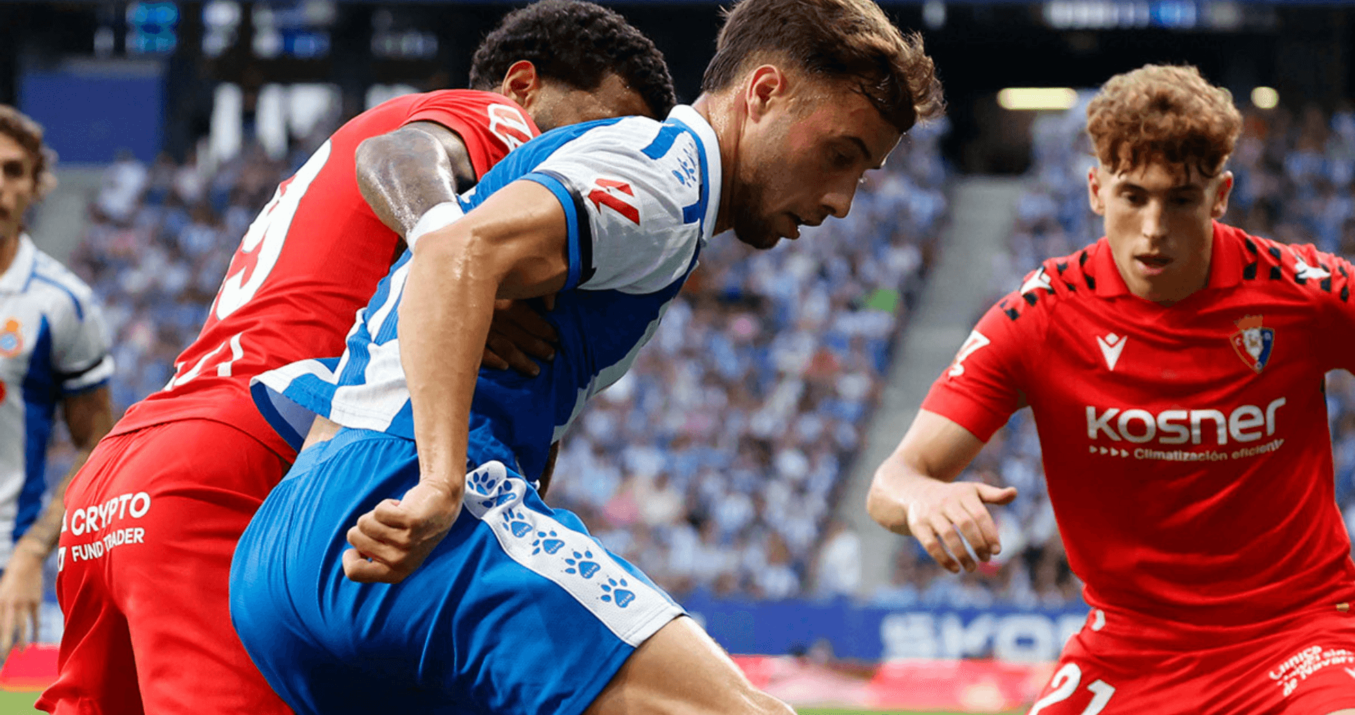 Jugadores compitiendo en el partido Osasuna vs Espanyol