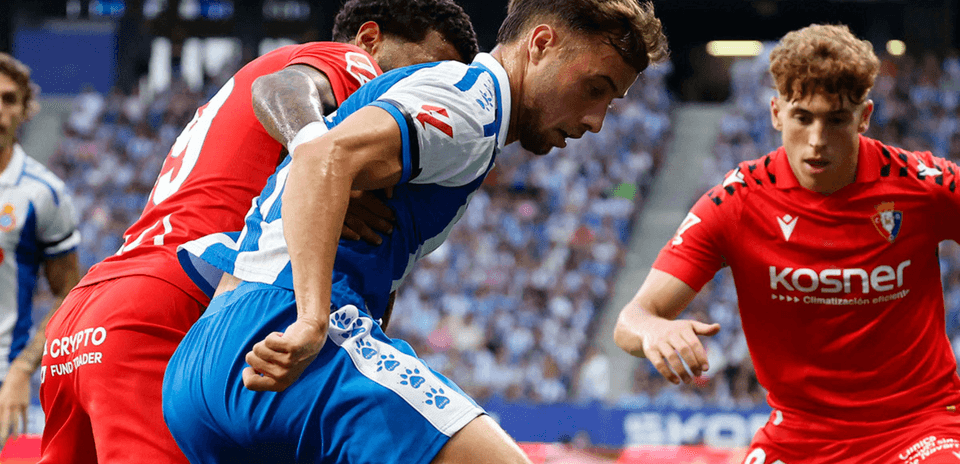 Jugadores compitiendo en el partido Osasuna vs Espanyol