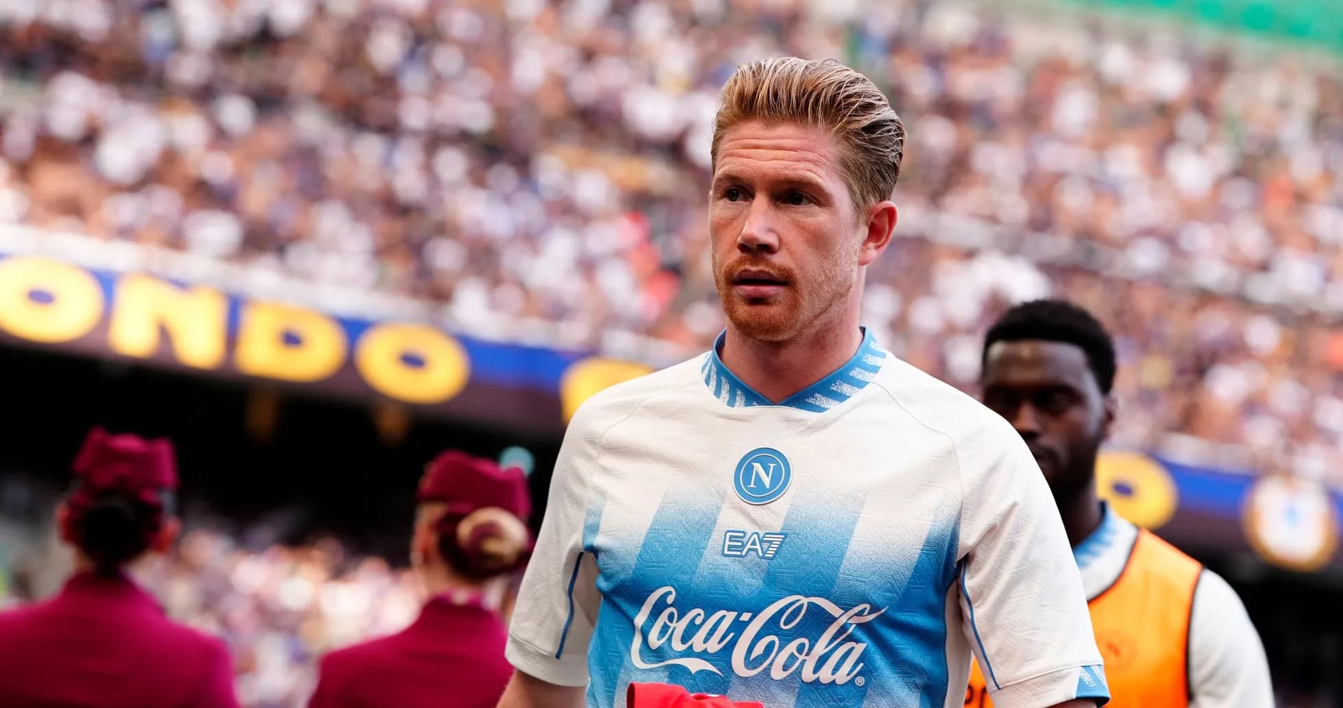 Jugador de Napoli ingresando al campo durante el partido
