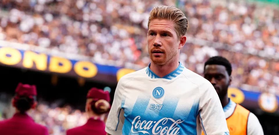 Jugador de Napoli ingresando al campo durante el partido