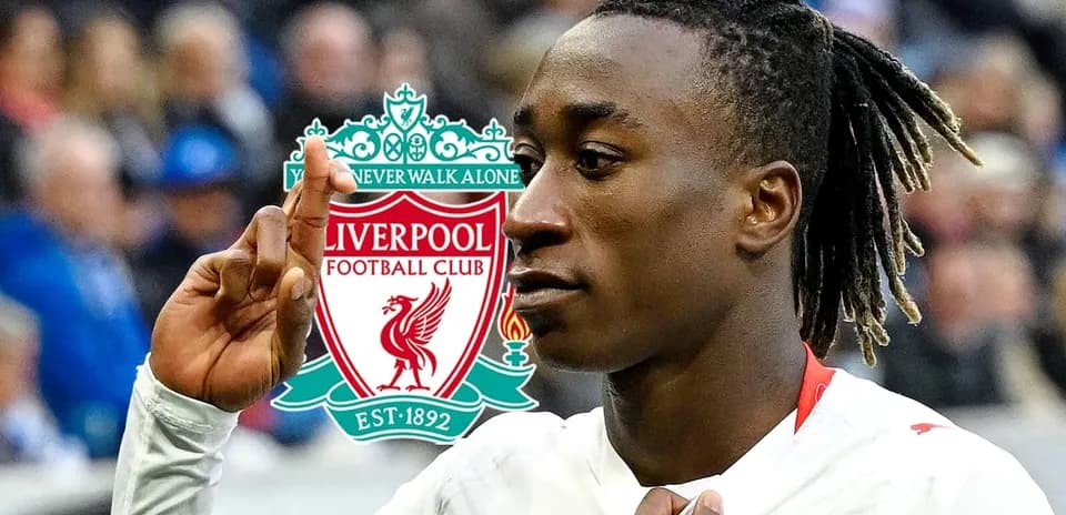 Jugador de fútbol celebrando frente al logo de Liverpool