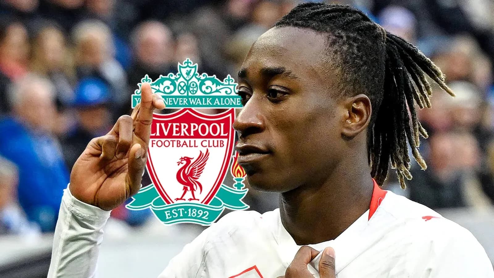 Jugador de fútbol celebrando frente al logo de Liverpool