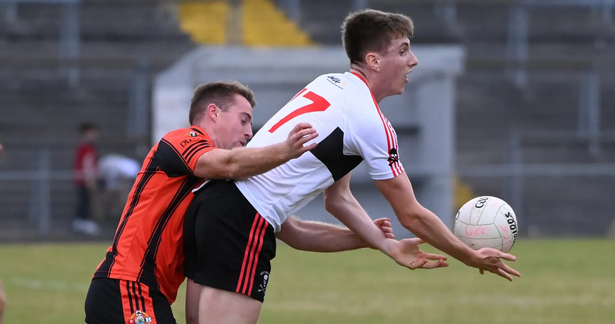 Jugador en acción durante partido de fútbol gaélico