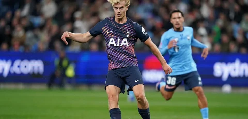 Jugador de Tottenham haciendo un pase en el partido