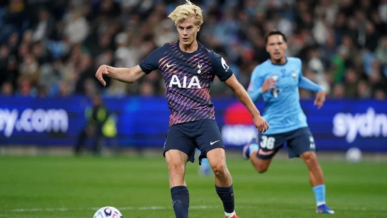 Jugador de Tottenham haciendo un pase en el partido