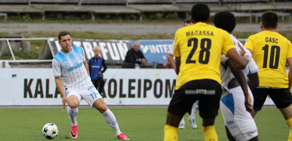 Jugador de Universitatea Craiova en acción