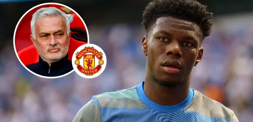 Jugador de fútbol con camiseta y logo de Manchester United