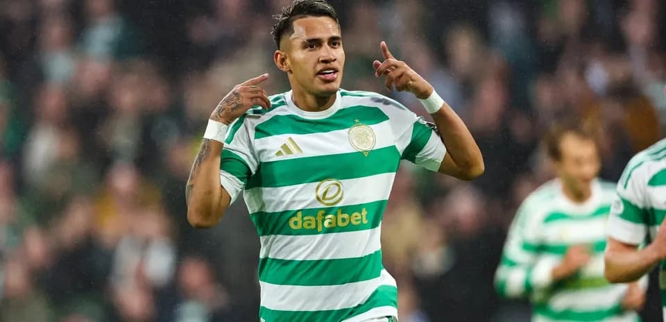 Jugador celebrando un gol en el campo de fútbol