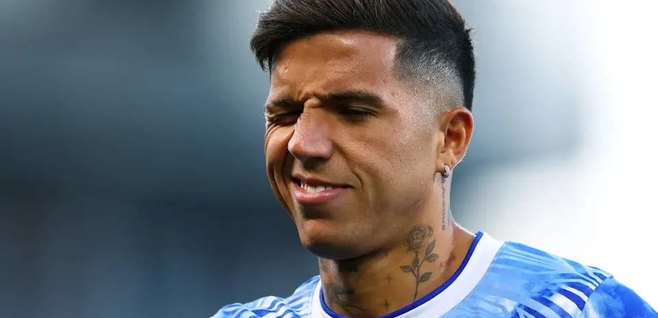 Jugador con camiseta azul sonriendo en el campo
