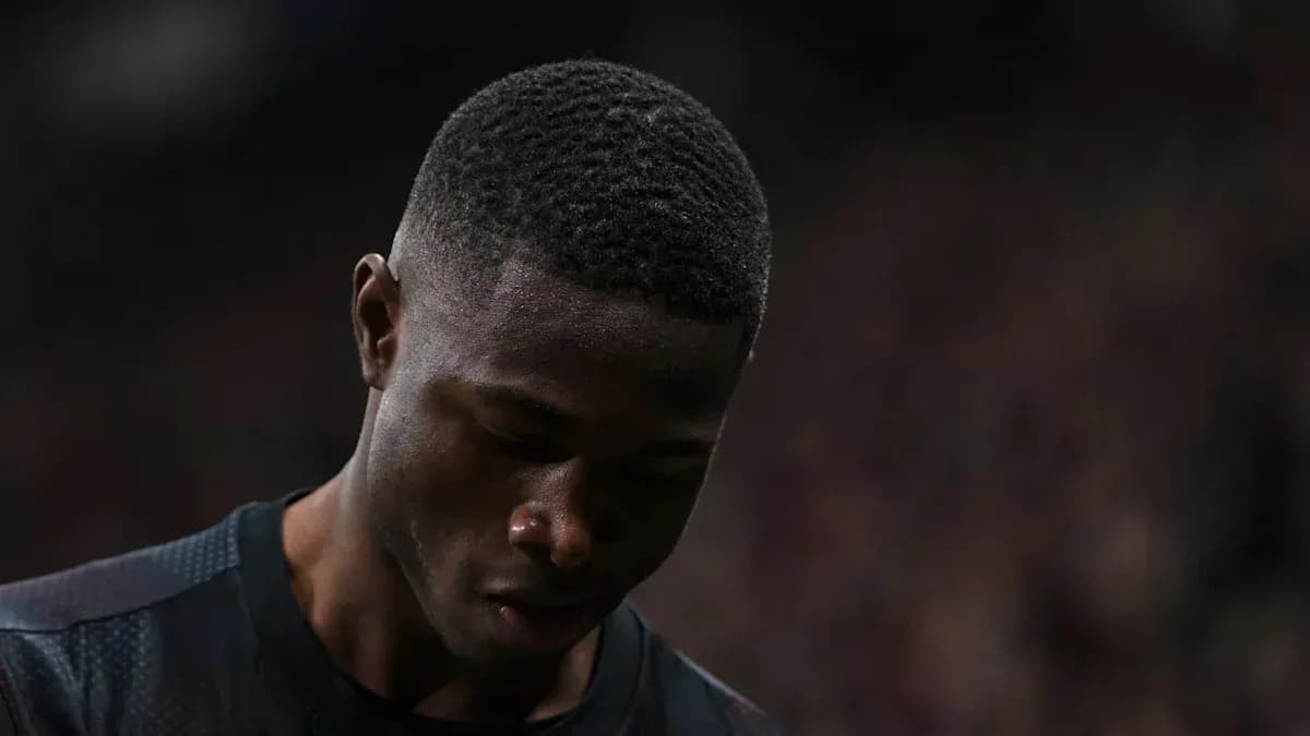 Jugador mirando hacia abajo en el campo de fútbol
