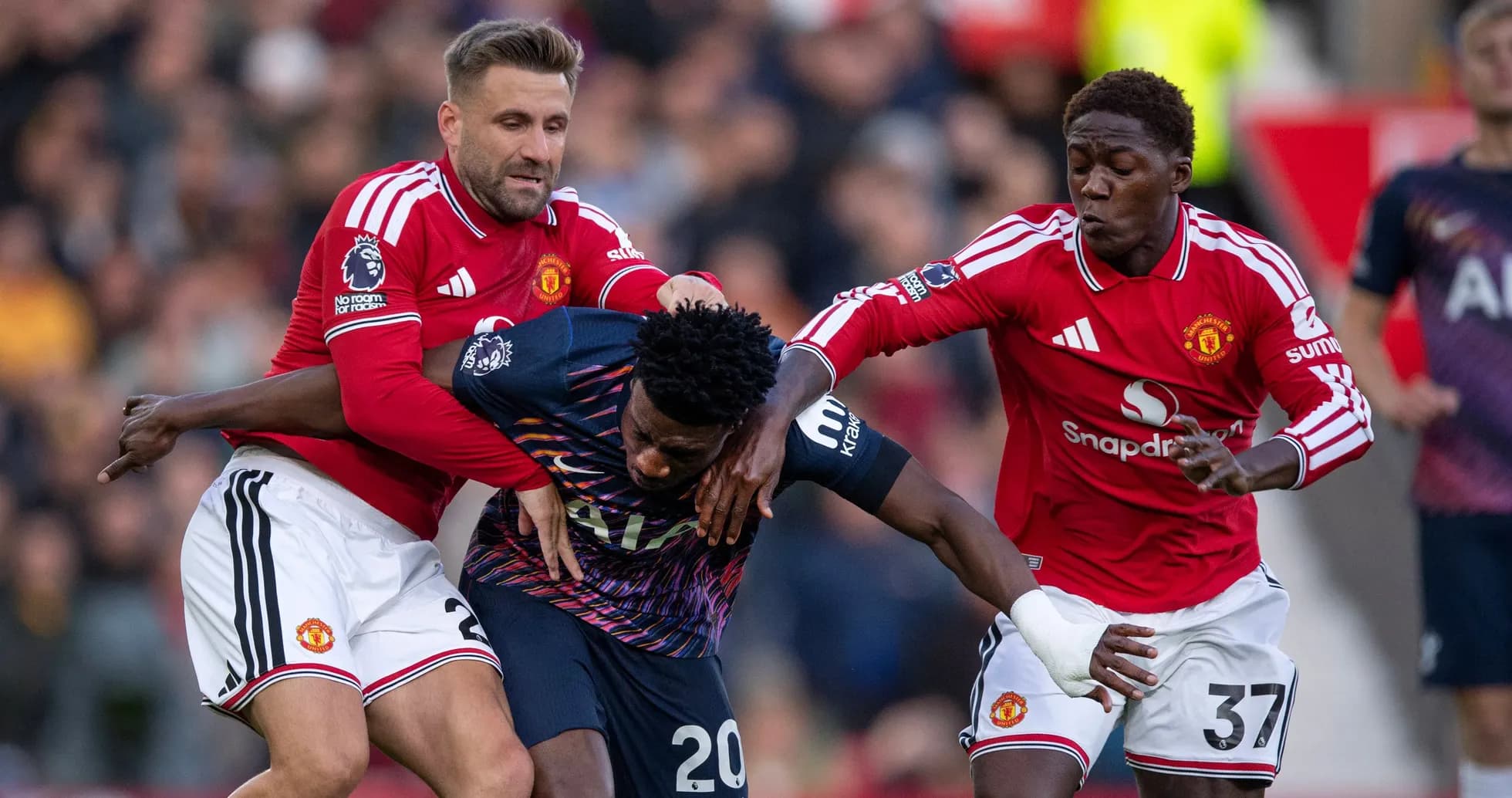 Jugadores de Manchester United luchando por el balón
