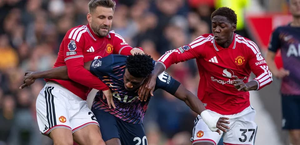 Jugadores de Manchester United luchando por el balón