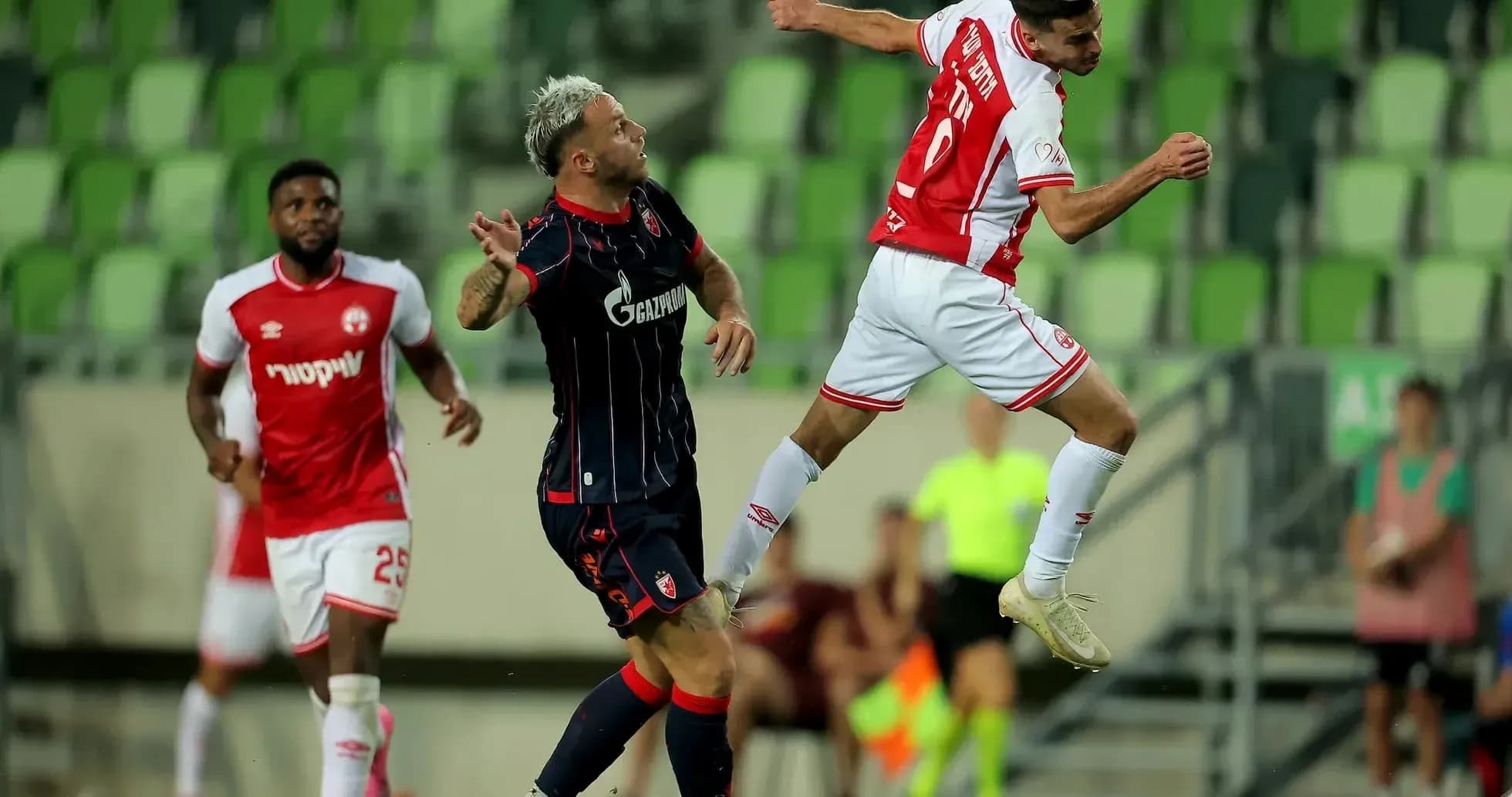 Jugador de Crvena Zvezda saltando por el balón