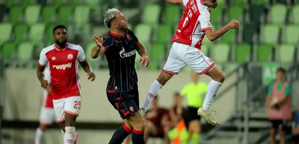 Jugador de Crvena Zvezda saltando por el balón