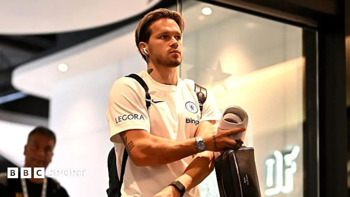 Jugador de Chelsea llegando al aeropuerto con equipaje