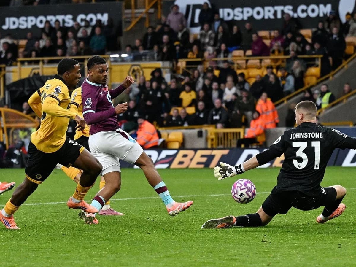 Jugador de Burnley disparando a puerta