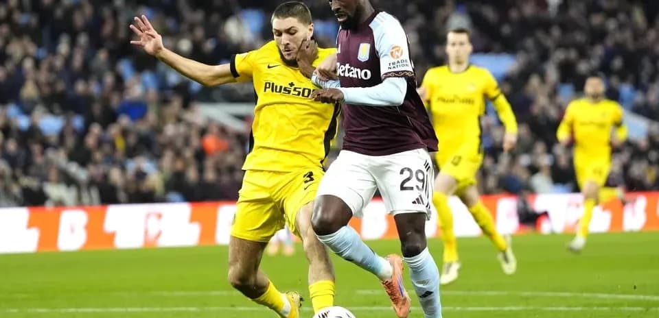 Jugador de Aston Villa driblando frente a oponente