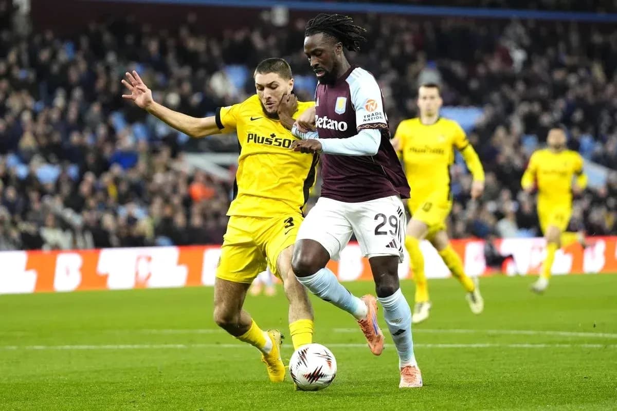 Jugador de Aston Villa driblando frente a oponente