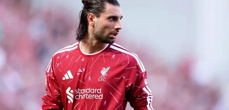 Portero de Liverpool en uniforme rojo durante el partido