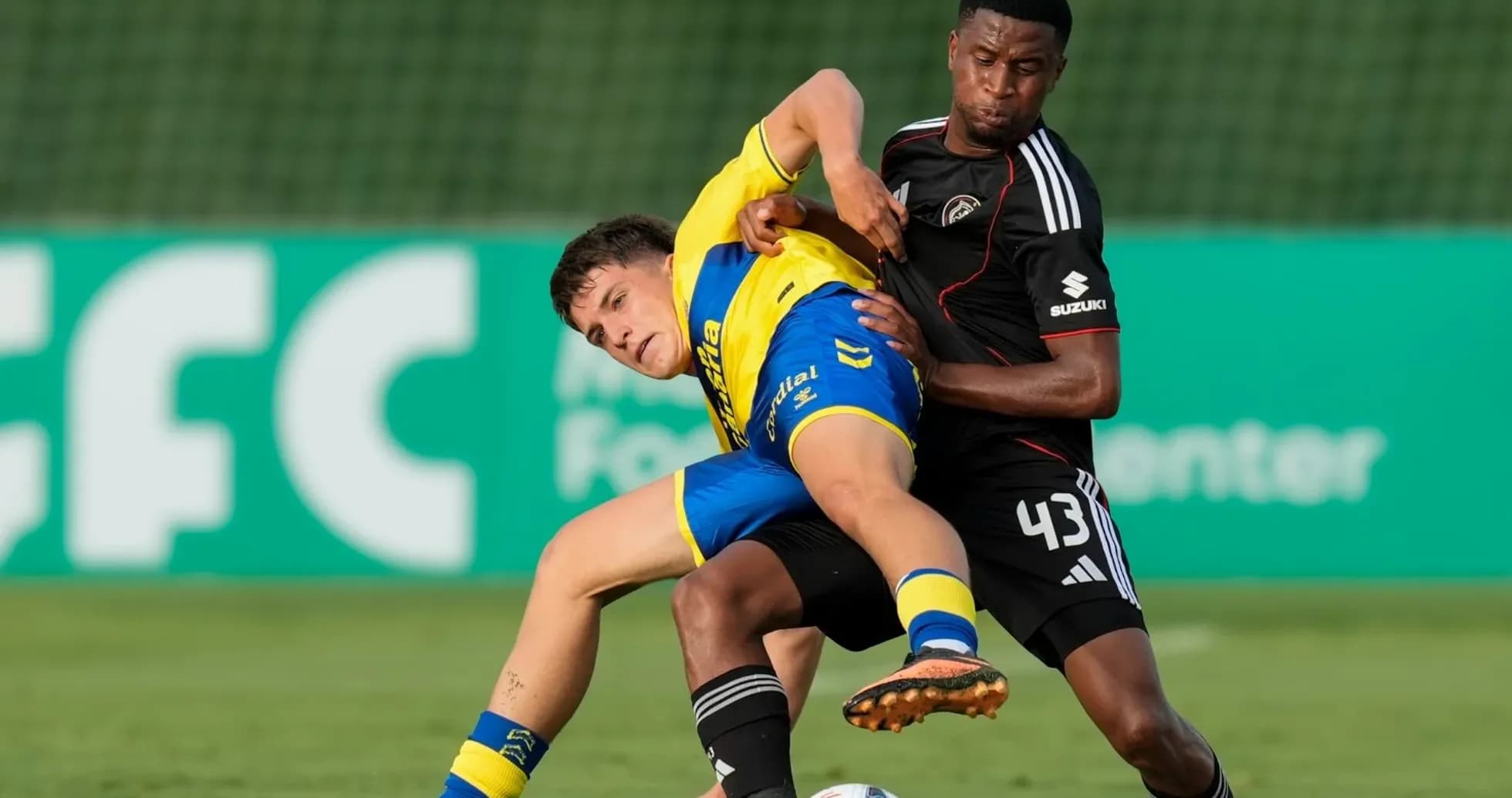 Jugador en acción durante un partido de fútbol