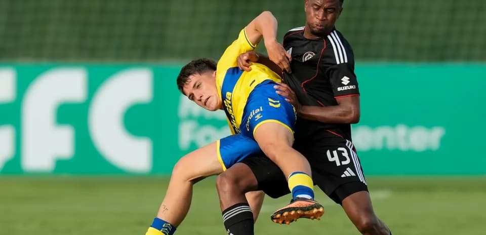 Jugador en acción durante un partido de fútbol