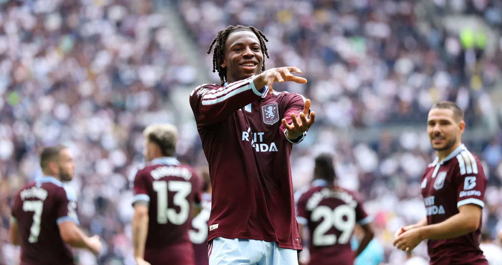 Jugador de Aston Villa celebrando en el campo
